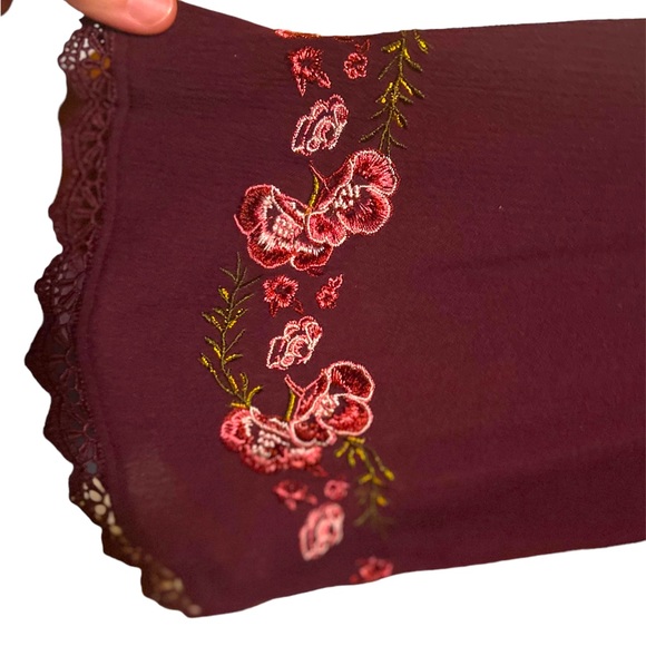 GUC Time and Tru Top Womens Small Maroon Bell Sleeve Floral Crinkle Embroidered - Picture 4 of 7